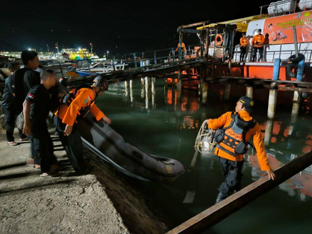 Kru KM Vision Global yang selamat dibawa ke Pelabuhan Bima NTB. (dok. SAR Mataram)
