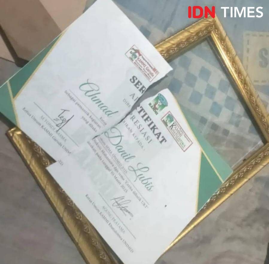 Sertifikat milik SEMA Unimed dikoyak (IDN Times/Eko Agus Herianto)
