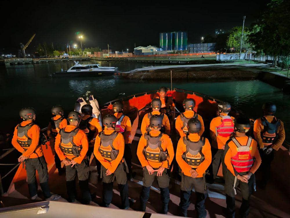 Personel SAR Mataram saat melakukan pencarian terhadap korban yang masih hilang. (dok. SAR Mataram)