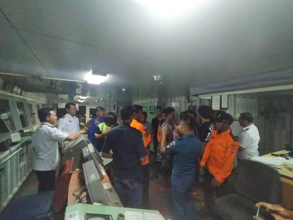 Kru KM Vision Global yang berhasil diselamatkan. (Dok. SAR Mataram)