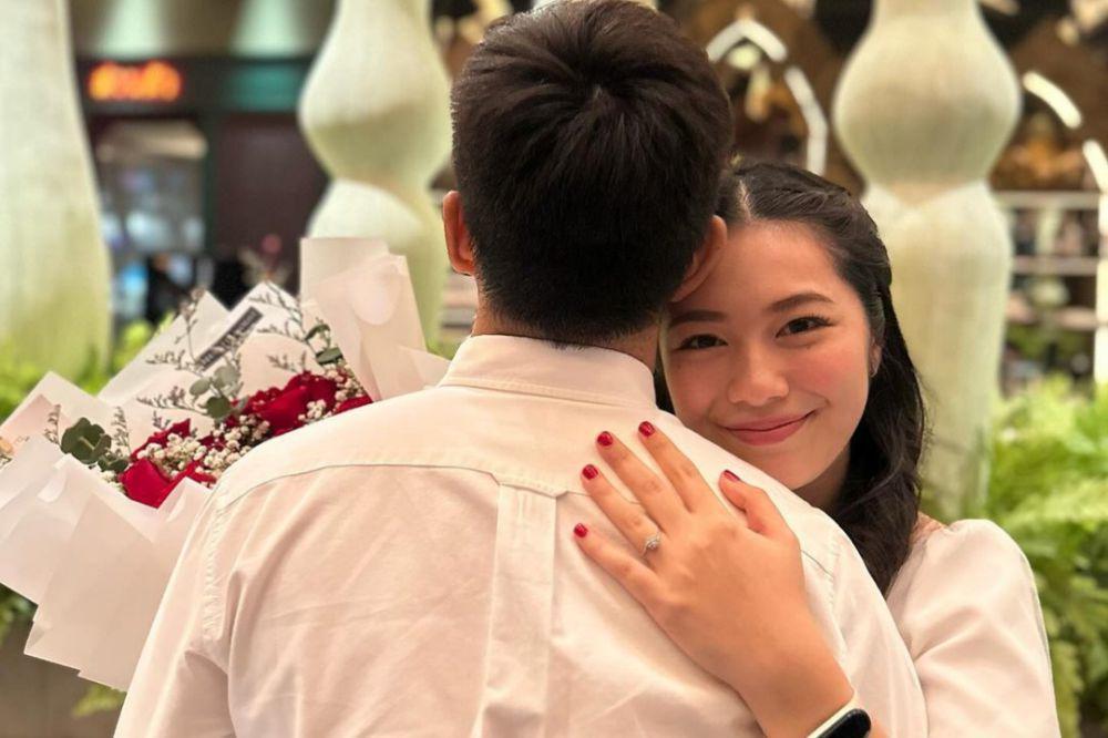 Terharu, 7 Momen Aktris Claudy Putri Dilamar saat Chrismas Dinner