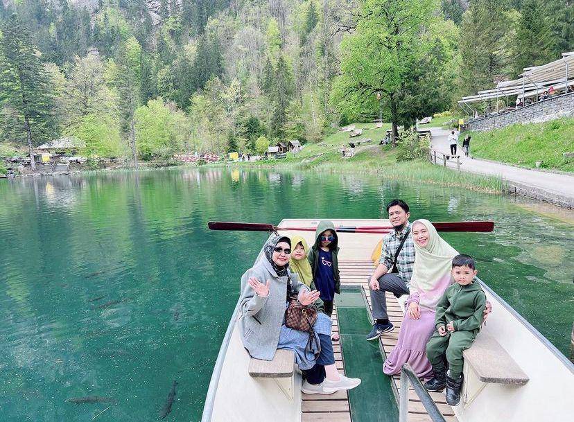 potret keluarga Oki Setiana Dewi kunjungi Danau Blausee, Swiss (instagram.com/okisetianadewi)