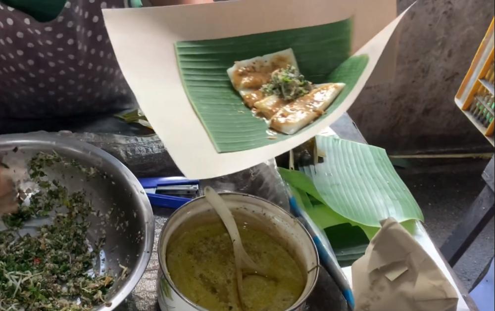 Proses penyajian topot, kuliner khas Desa Peliatan, Ubud. (youtube.com/Gung diandra)