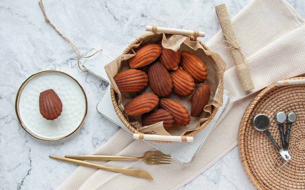 olahan mini cake untuk Natal (unsplash.com/Luna Hu)