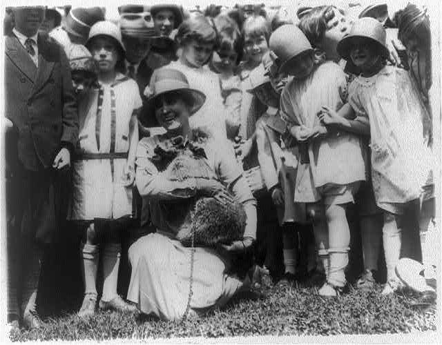 Rakun yang dijuluki "White House Raccoon" yang sedang digendong oleh Presiden AS (picryl.com/Library of Congress)