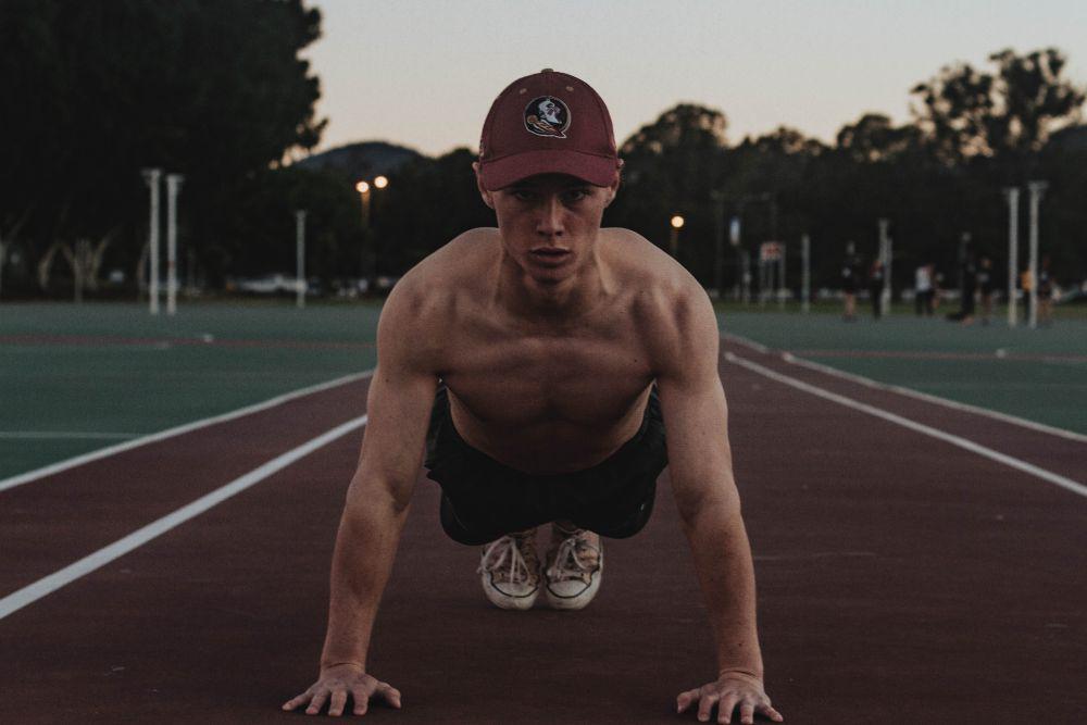 Ilustrasi push-up pada calisthenic (unsplash.com/James Barr)