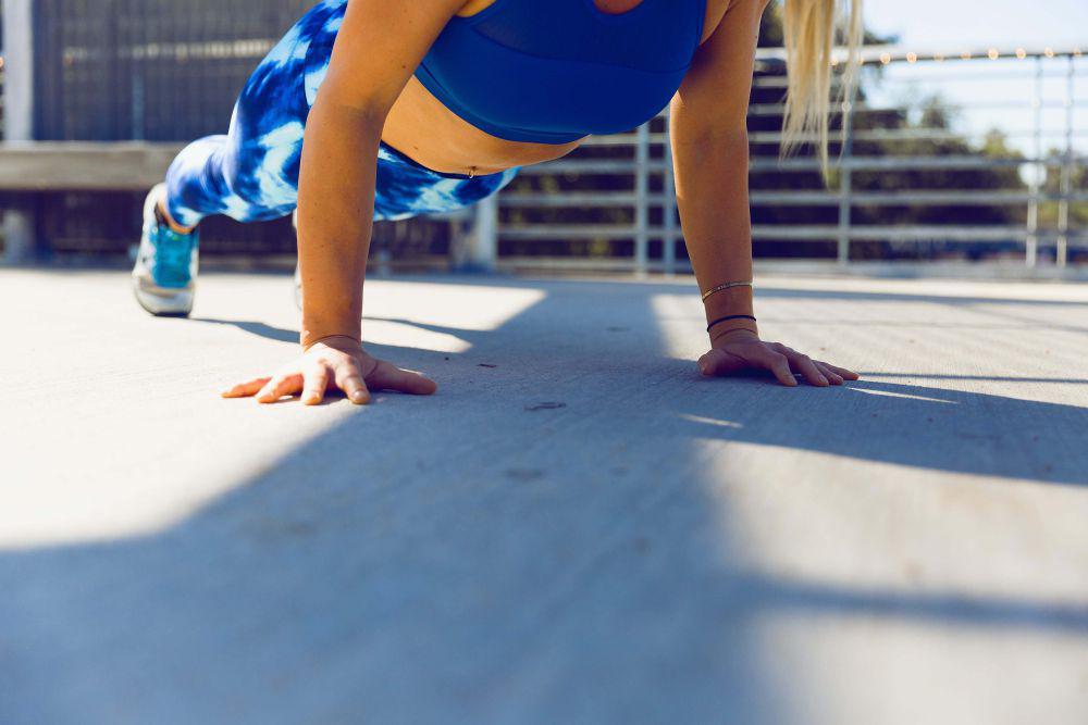 Ilustrasi plank pada calisthenic (unsplash.com/Ayo Ogunseinde)