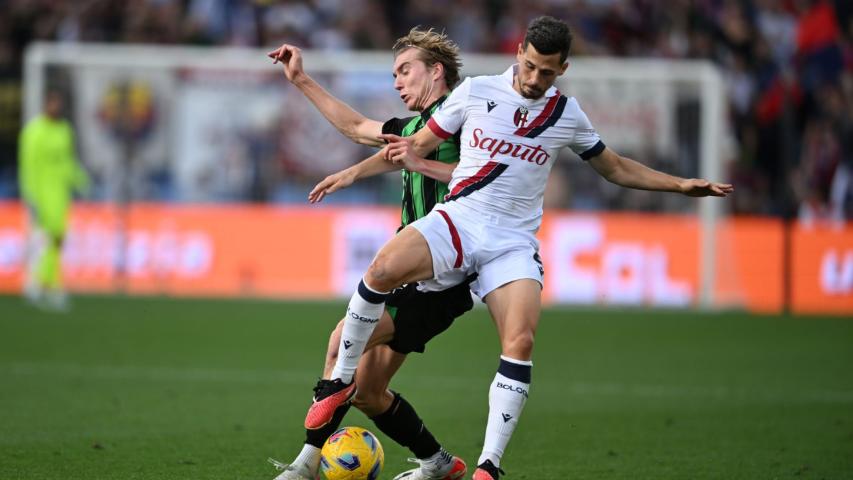 Pemain bertahan Bologna menghalau pemain Sassuolo. (bolognafc.it)
