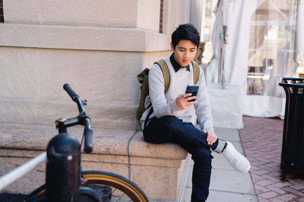 ilustrasi menggunakan smartphone (pexels.com/George Pak)