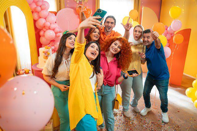 Berfoto bersama (Pexels.com/khezez | خزاز)