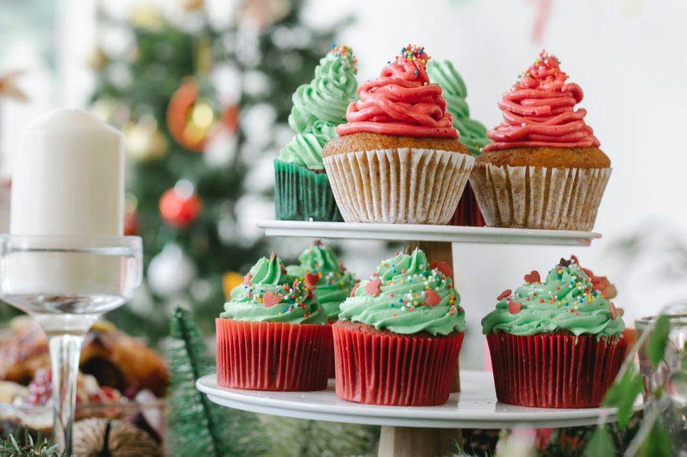 cupcake untuk Natal (pexels.com/Tim Douglas)