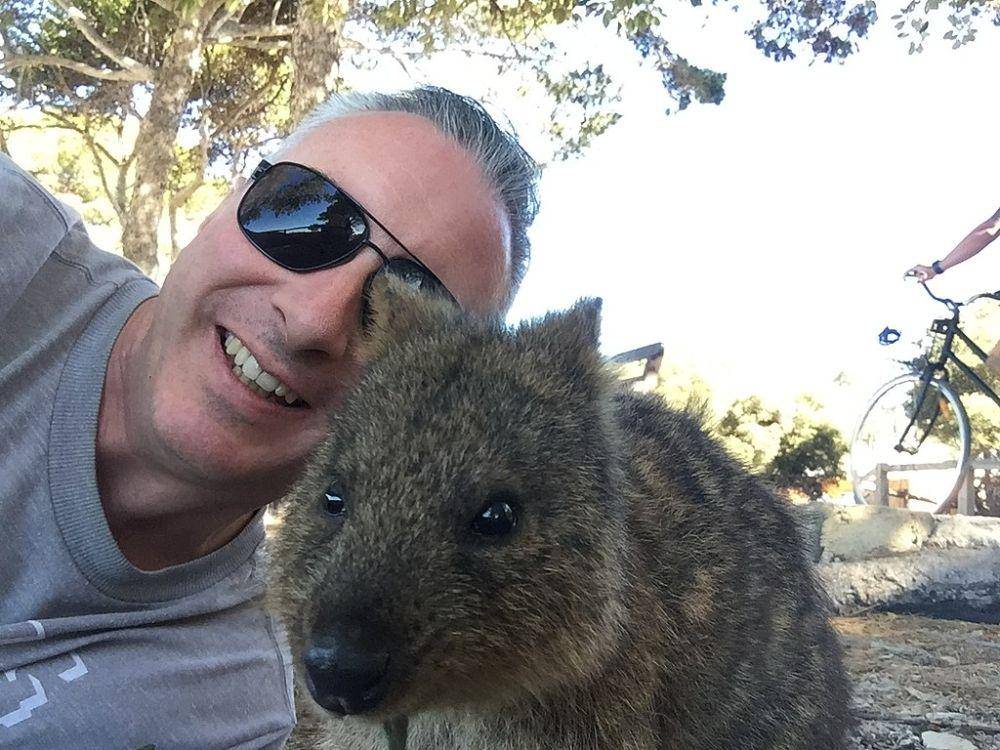 Seorang pria berpose dengan quokka (commons.wikimedia.org/Simon_sees)