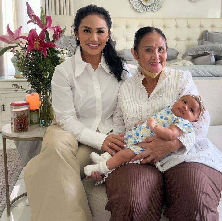 Momen Azura Pertama Kali Main ke Rumah Gemmi (Instagram.com/krisdayantilemos)