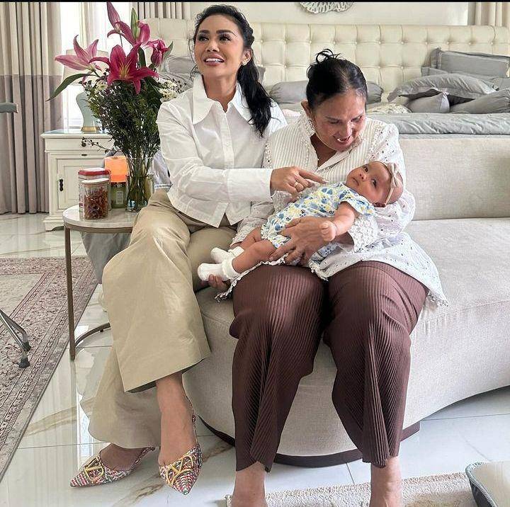 Momen Azura Pertama Kali Main ke Rumah Gemmi (Instagram.com/krisdayaantilemos)