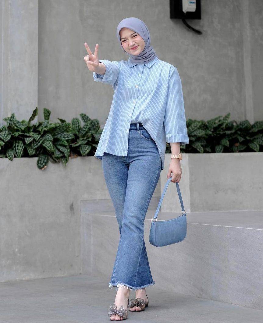 OOTD hijab denim semi formal (instagram.com/adellia.halim)