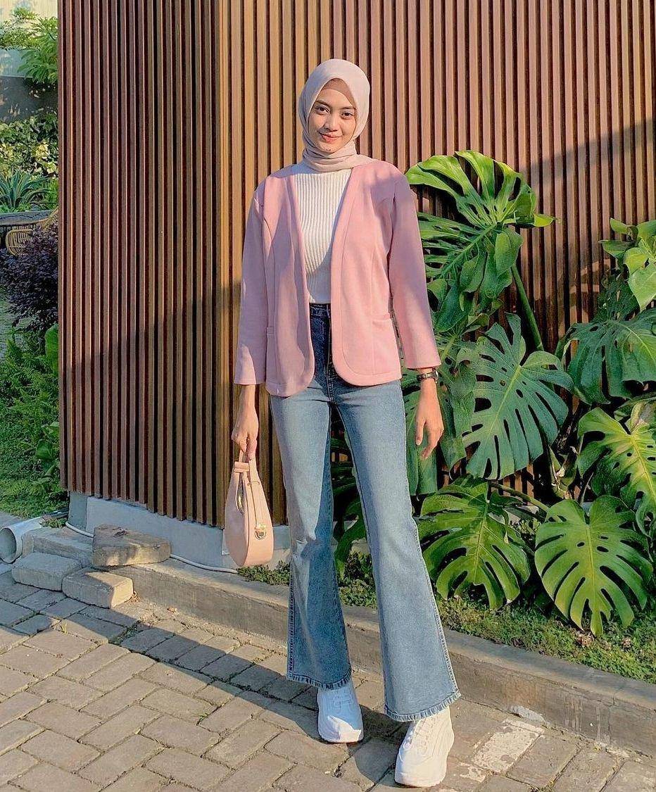 OOTD hijab denim semi formal (instagram.com/divajihar_)