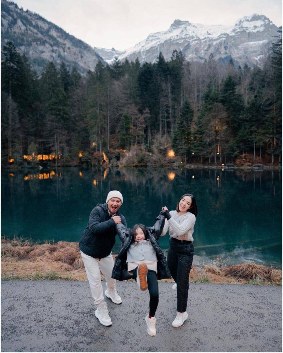 potret Gading Marten bersama Gisella Anastasia dan Gempi kunjungi Danau Blausee, Swiss (instagram.com/gadiiing)