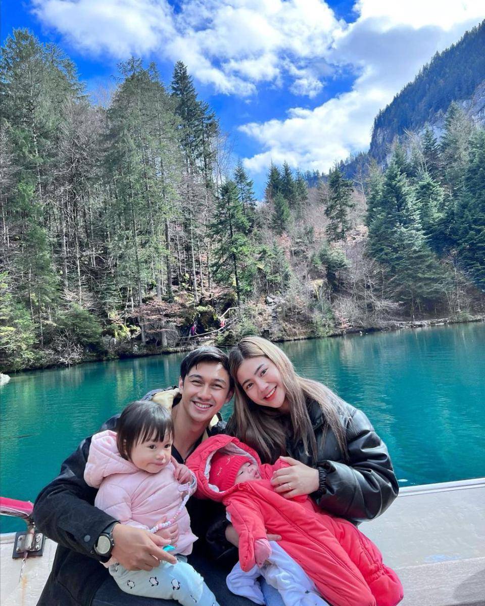 potret keluarga Felicya Angelista kunjungi Danau Blausee, Swiss (instagram.com/felicyangelista_)
