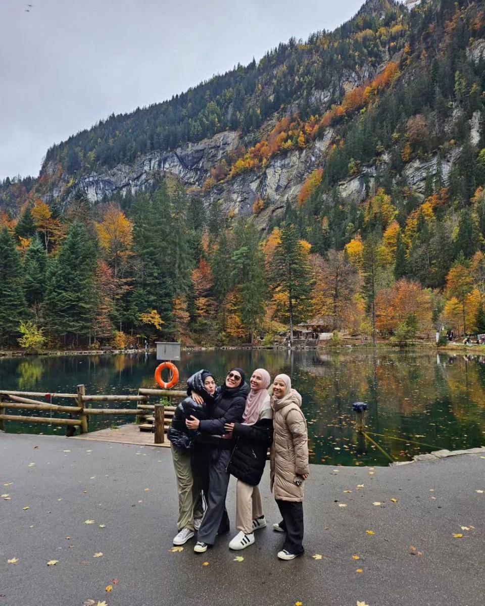 potret Dian Ayu bersama Nina Zatulini, Ratna Galih, dan Natasha Rizky kunjungi Danau Blausee, Swiss (instagram.com/dianayulestari)
