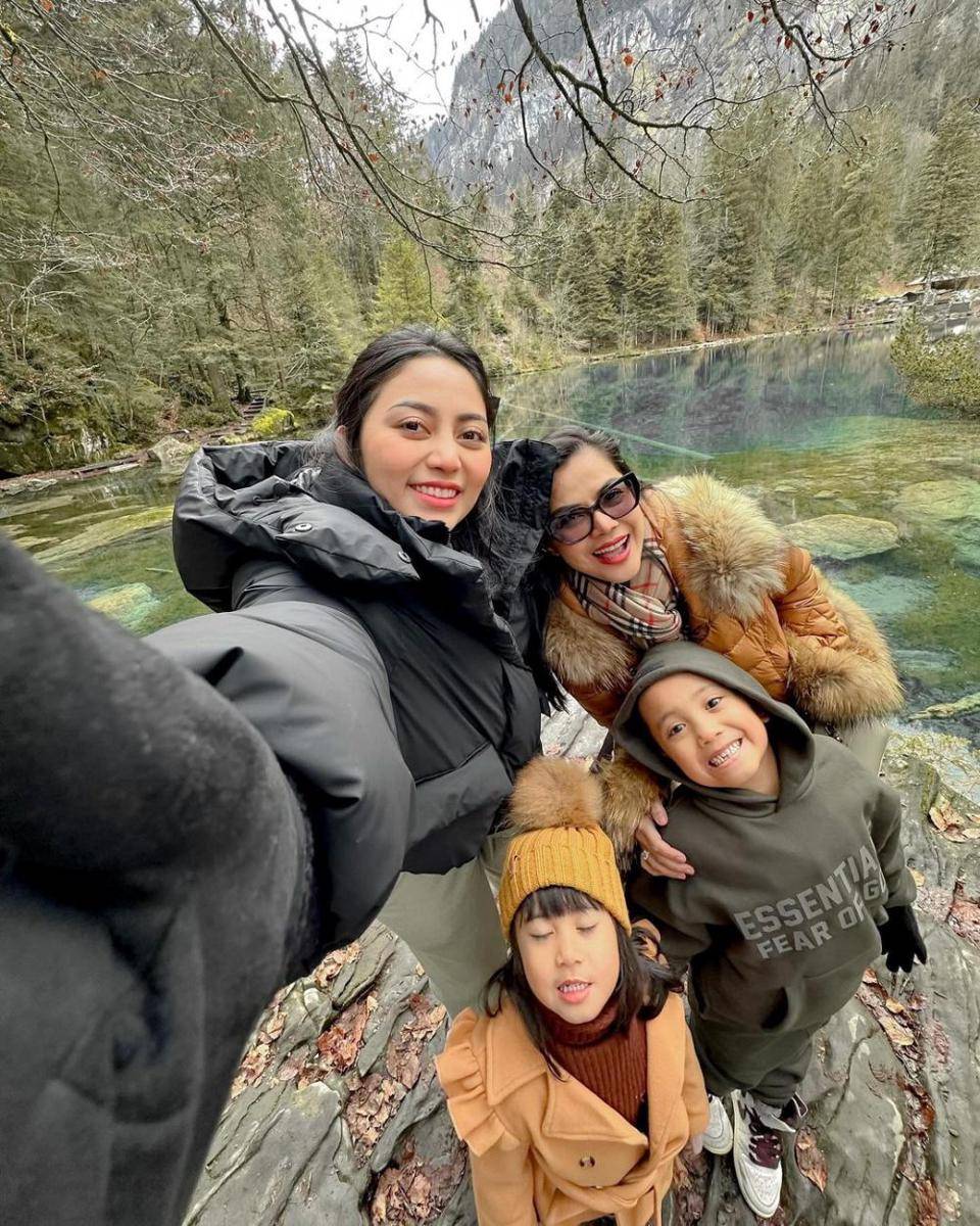 potret Rachel Vennya bersama ibu dan kedua anaknya kunjungi Danau Blausee, Swiss (instagram.com/rachelvennya)