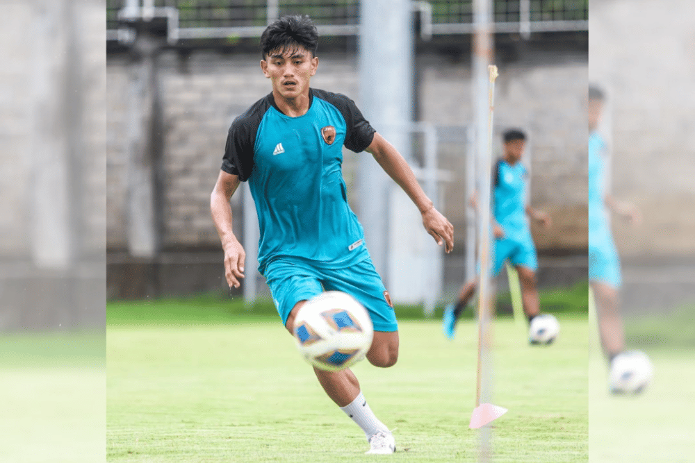 Striker PSM Makassar, Mufli Hidayat, dalam sesi latihan di Lapangan Karya Manunggal Sidakarya Denpasar pada 2 Desember 2023. (Instagram.com/psm_makassar)