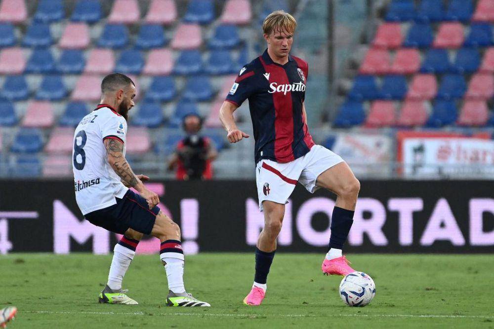 Viktor Kristiansen (kanan) saat membela Bologna. (instagram.com/victorkristiansen34)
