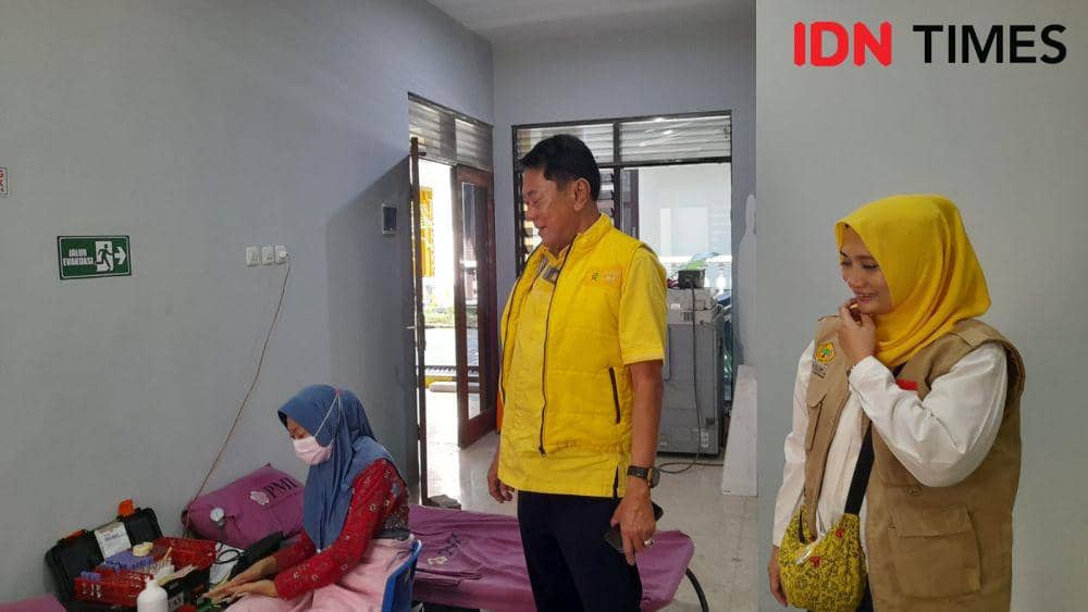 Ketua Yellow Clinic Pusat, Jacobus Dwihartanto didampingi Ketua Yellow Clinic Kota Semarang, Hani Hapsari Ramayana meninjau pemeriksaan gratis bagi masyarakat, Kamis (21/12/2023). (IDN Times/Anggun Puspitoningrum)