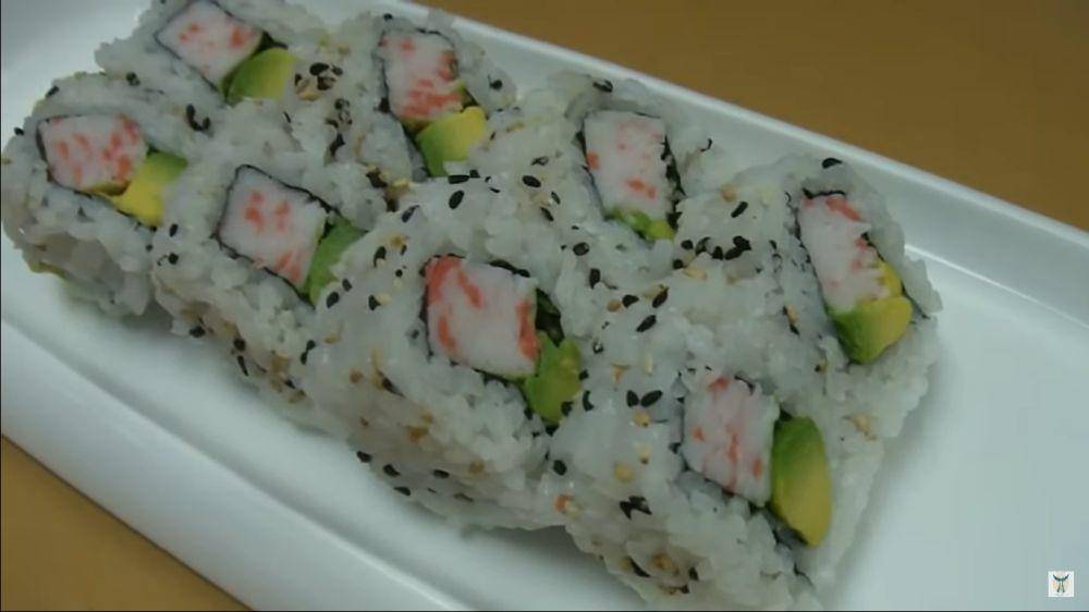 california roll (YouTube.com/Hiroyuki Terada - Diaries of a Master Sushi Chef)