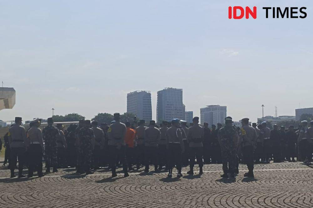 Apel Gelar Pasukan Ops Lilin 2023 di Lapangan Silang Monas, Jakarta Pusat, Kamis (21/12/2023). (IDN Times/Lia Hutasoit)