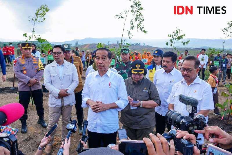 Presiden Jokowi berikan keterangan pers usai lakukan penanaman pohon di wilayah KIPP. Foto Humas OIKN (IDN Times/Ervan)