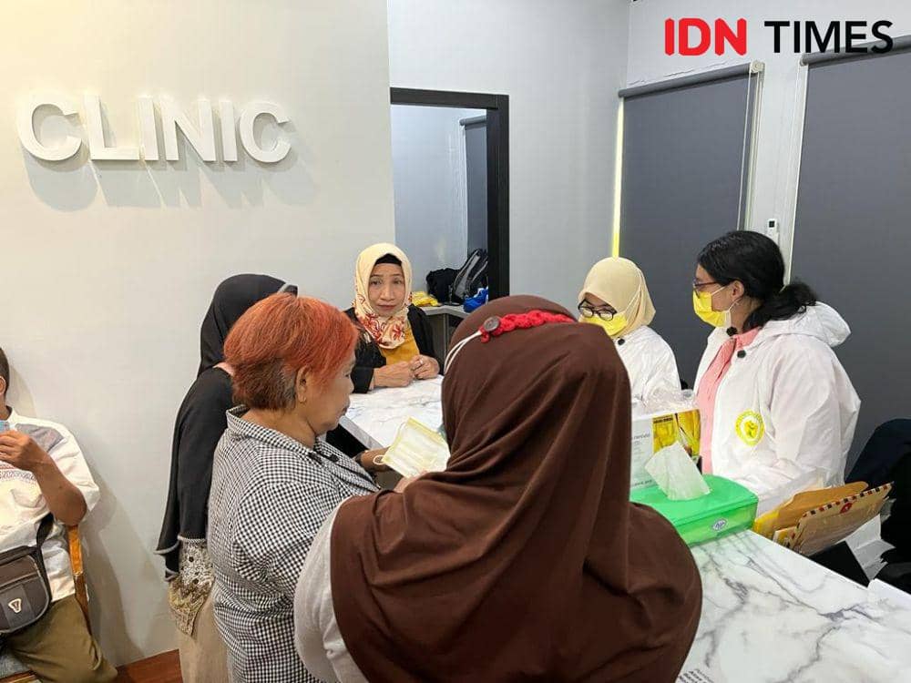Warga memanfaatkan pengobatan gratis di Yellow Clinic Semarang. (IDN Times/Anggun Puspitoningrum)