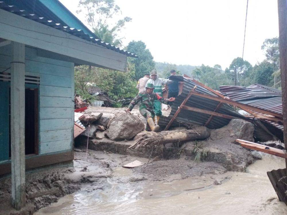 Banjir bandang di Desa Bonanidolok, Kecamatan Purbatua, Kabupaten Tapanuli Utara (Dok.Polres Taput)