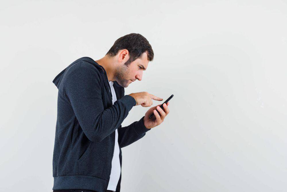 ilustrasi kepala condong menggunakan handphone (freepik.com/8photo)