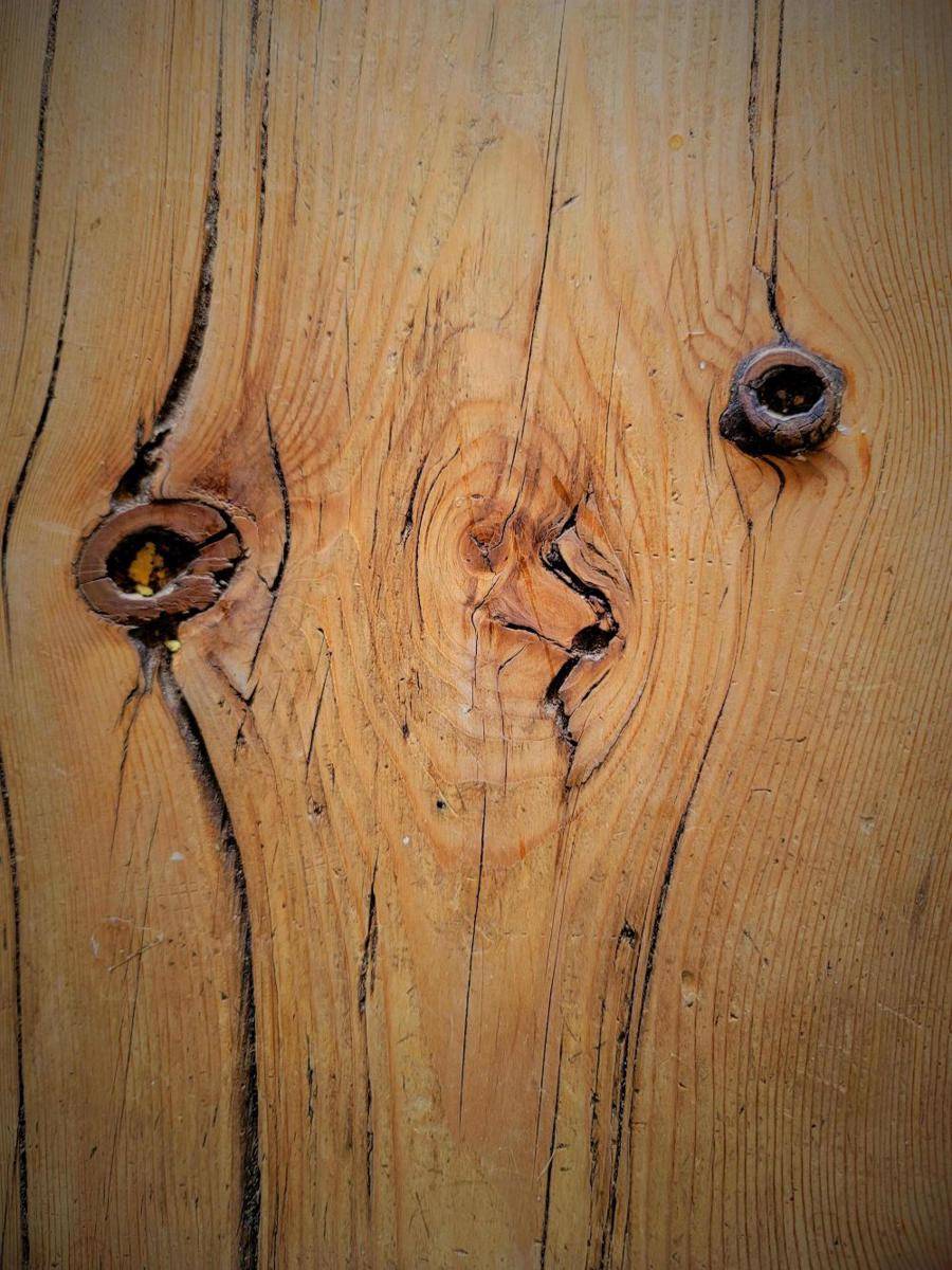 potret momen unik motif meja punya ekspresi (reddit.com/r/Pareidolia)
