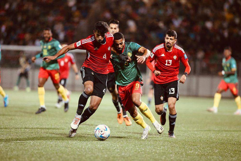 Bek Timnas Libya, Ali Youssif (kiri), berduel dengan striker Kamerun, Frank Magri. (instagram.com/ali_youssif_official4)