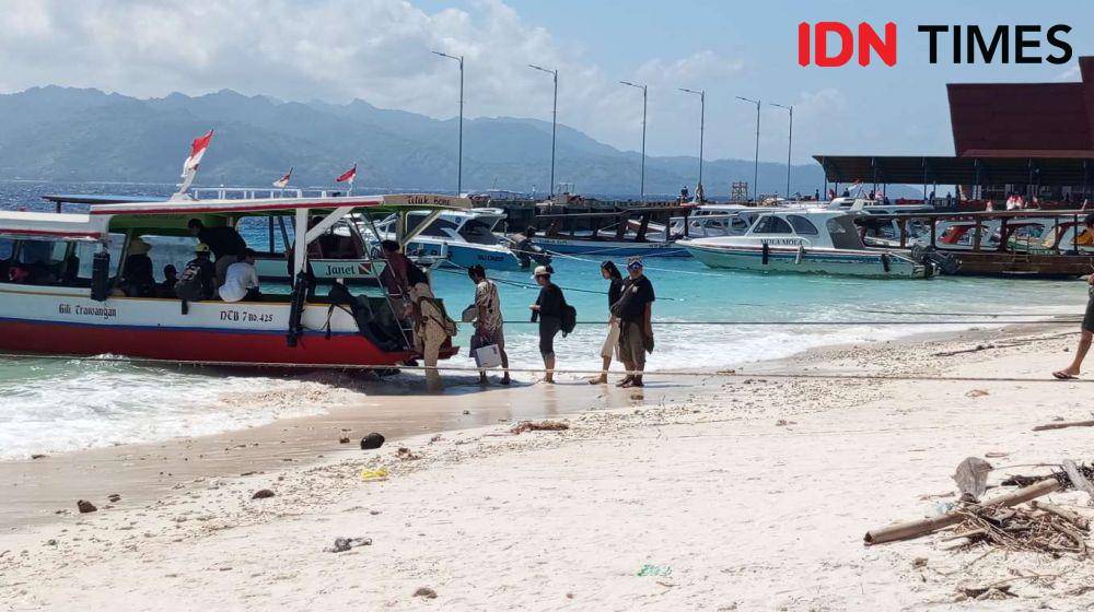 Wisatawan menuju Gili Trawangan lewat Pelabuhan Bangsal Lombok Utara. (IDN Times/Muhammad Nasir)