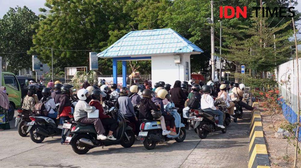 Penumpang kapal penyeberangan di Pelabuhan Kayangan Lombok Timur. (IDN Times/Muhammad Nasir)