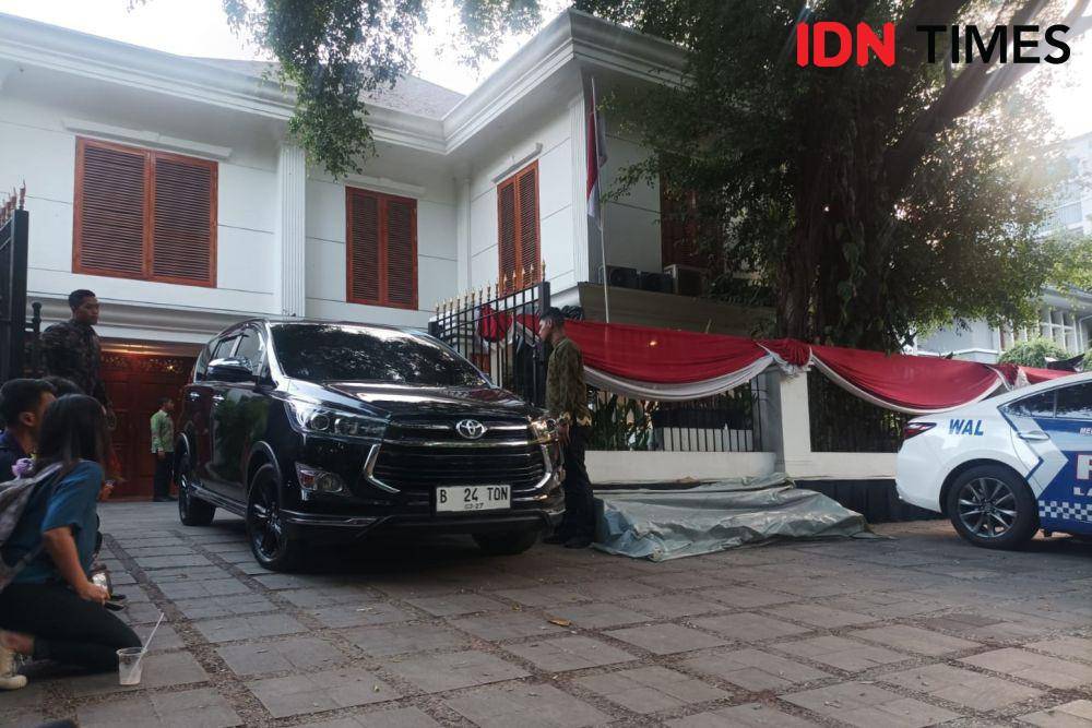 Cawapres nomor urut 2, Gibran Rakabuming Raka tiba di kediaman Prabowo sebelum debat di JCC pada Jumat (22/12/2023). (IDN Times/Dini Suciatiningrum)
