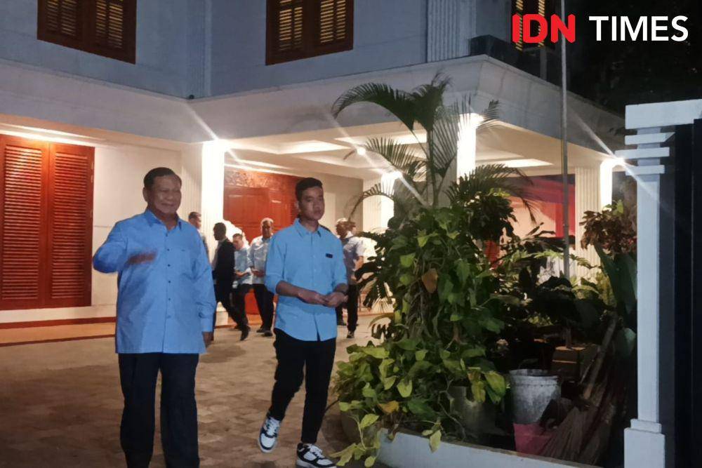 Prabowo dan Gibran jelang debat Cawapres perdana pada Jumat (22/12/2023). (IDN Times/Dini Suciatiningrum)