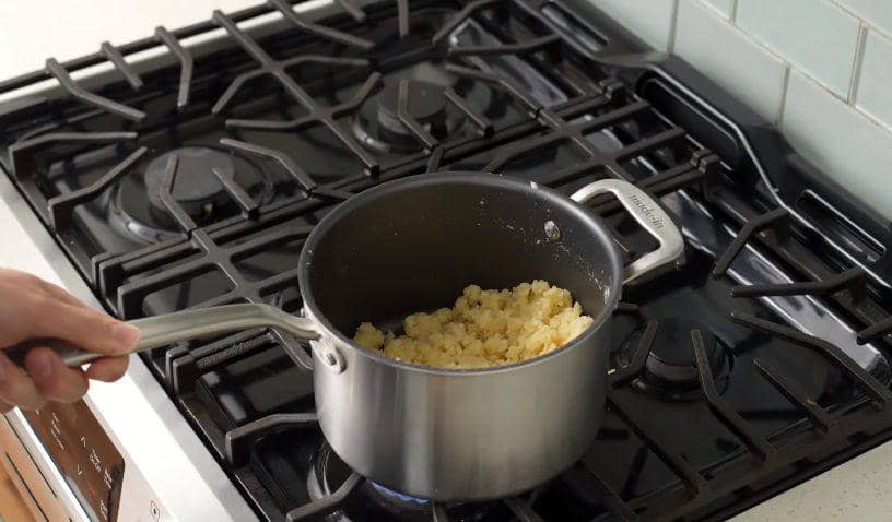 ilustrasi membuat adonan gougeres (YouTube.com/Brian Lagerstrom)