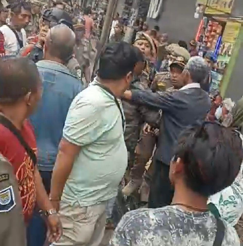 Bentrok PKL, Anggota Satpol PP Kota Bandung Disiram Minyak Panas