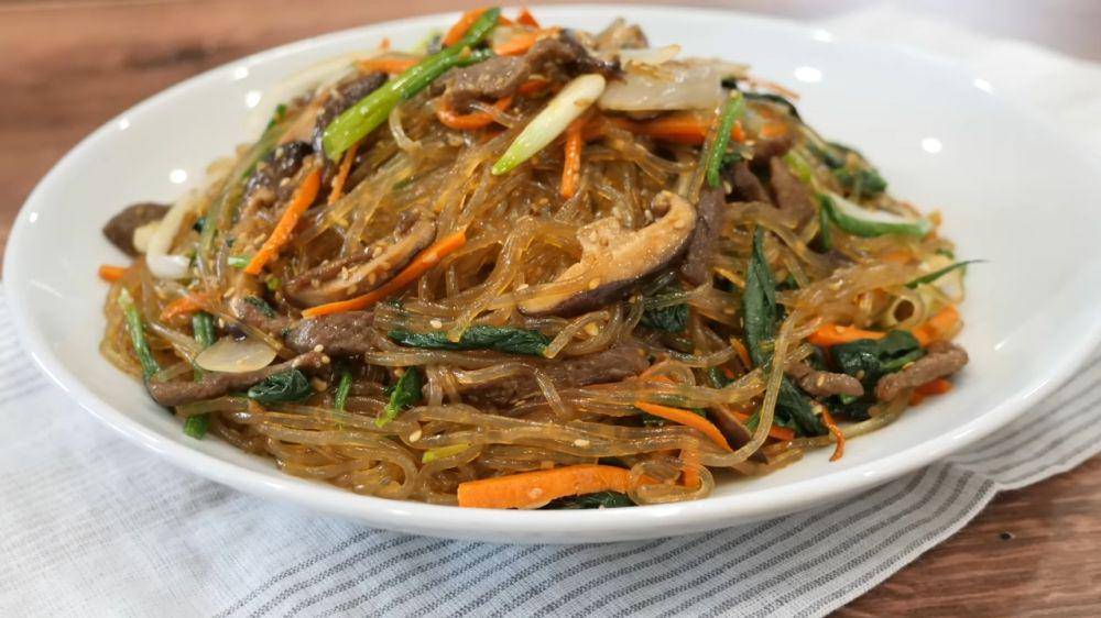 japchae (YouTube.com/Korean Bapsang)