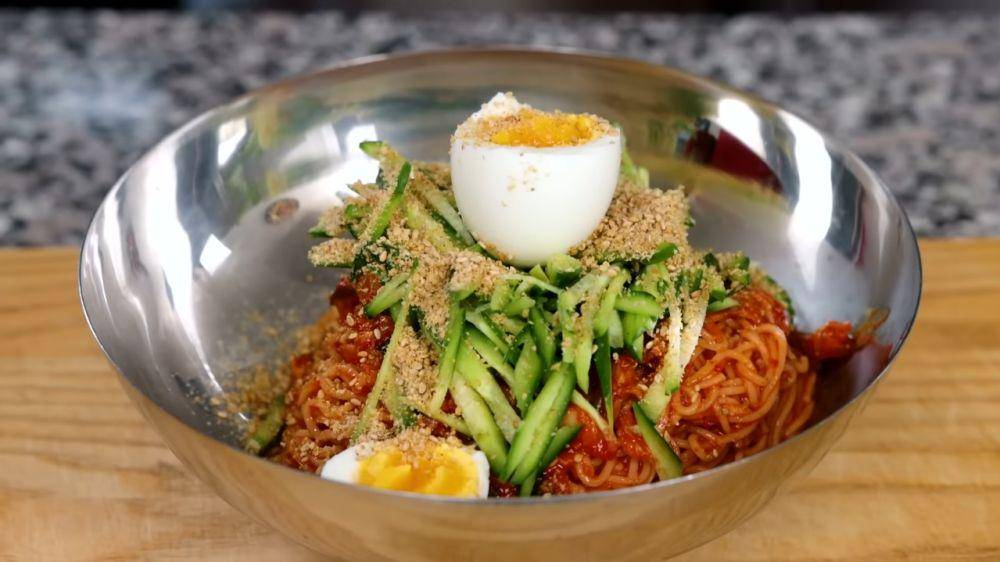 bibim guksu (YouTube.com/Maangchi)