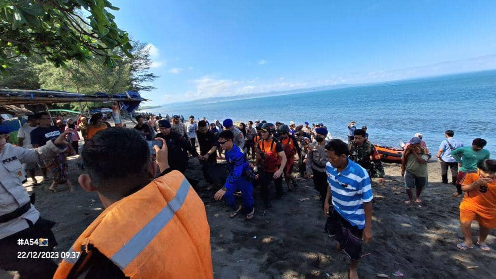 Evakuasi jenazah pria tanpa identitas yang ditemukan mengambang di tengah laut ke Pantai Mapak Indah Kota Mataram. (dok. SAR Mataram)