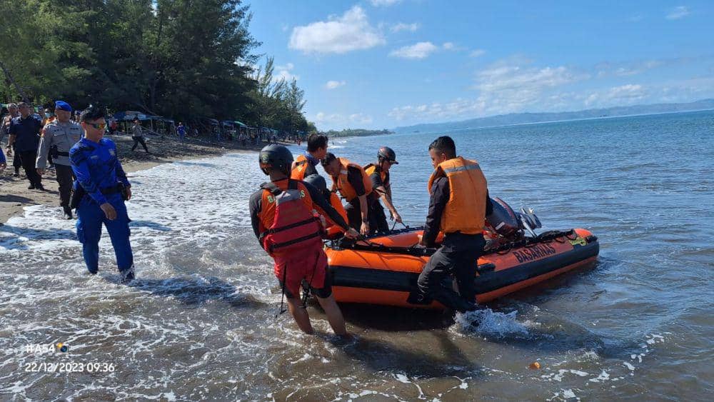Evakuasi jenazah pria tanpa identitas dari perairan Pantai Jeranjang Lombok Barat menuju Pantai Mapak Indah Kota Mataram. (dok. SAR Mataram)
