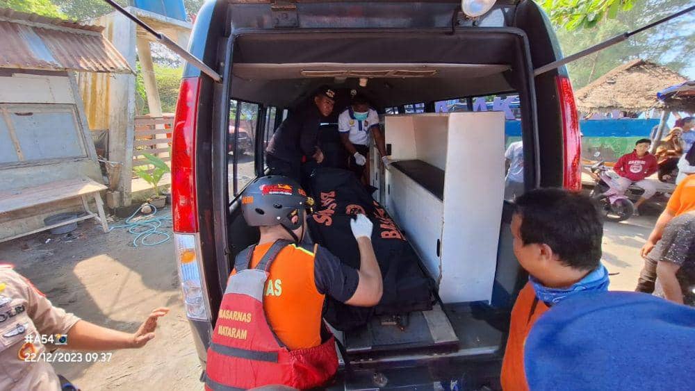 Jenazah pria tanpa identitas dibawa ke RS Bhayangkara Mataram. (dok. SAR Mataram)