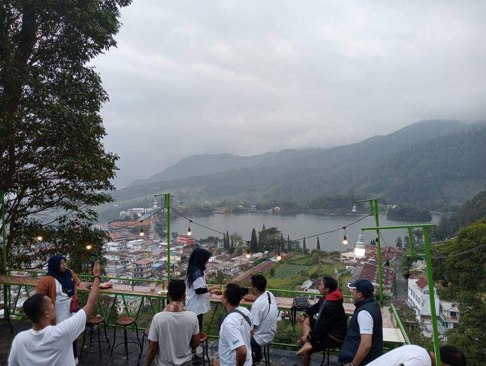 Lokasi wisata telaga Sarangan di Magetan Jawa Timur dilihat dari atas. IDN Times/ Riyanto