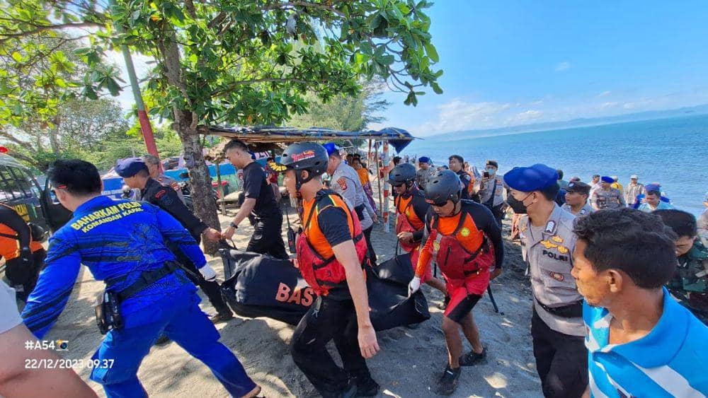 Mayat Pria Tanpa Identitas Mengambang di Perairan Lombok Barat