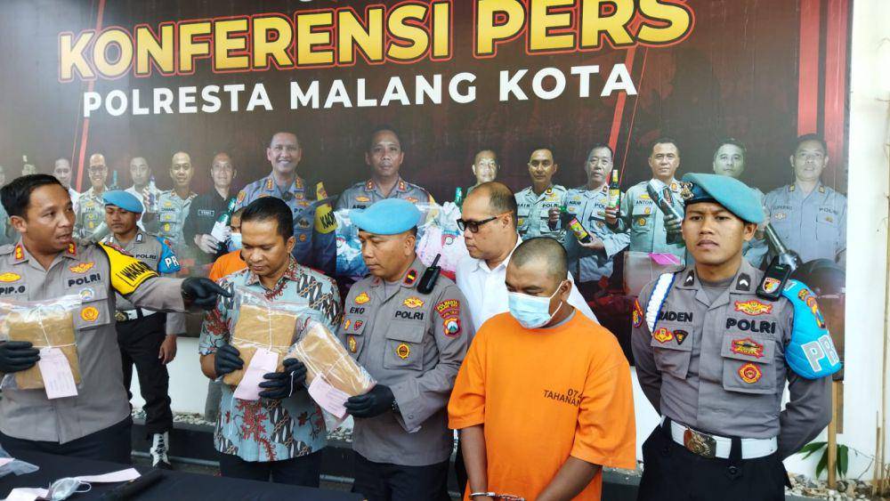 Konferensi pers kasus peredaran ganja 11 kilogram di Mapolresta Malang Kota. (IDN Times/Rizal Adhi Pratama)