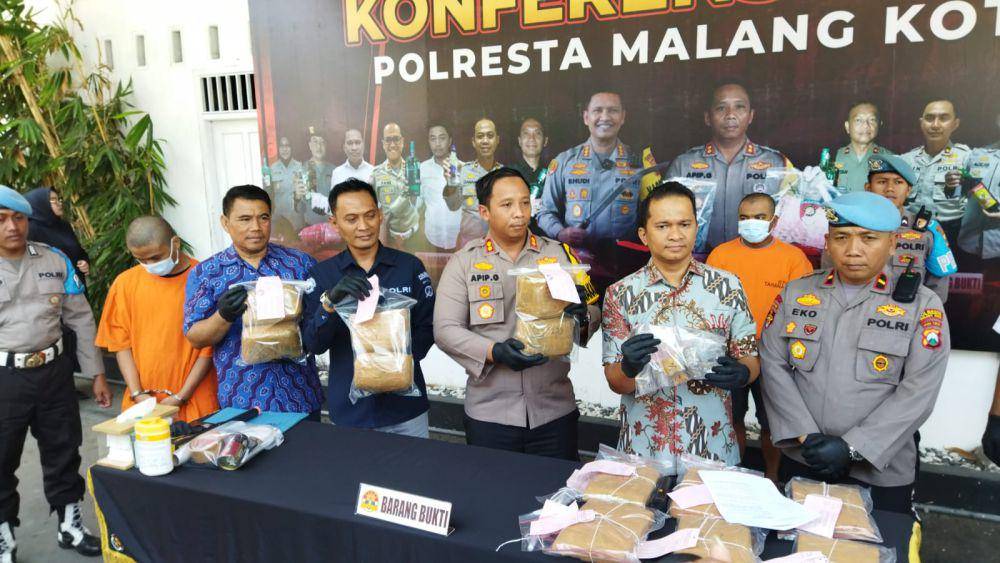 Konferensi pers kasus peredaran ganja 11 kilogram di Mapolresta Malang Kota. (IDN Times/Rizal Adhi Pratama)